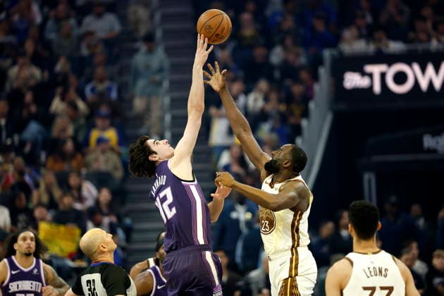 NBA, Basketball Herren, USA - Sacramento Kings at Golden State Warriors Sacramento Kings center Maxime Raynaud (L) and Golden State Warriors forward Draymond Green (R) tip off to start the first half of an NBA game in San Francisco, California, USA, 07 April 2026. SAN FRANCISCO CALIFORNIA United States  Copyright: xJOHNxG.xMABANGLOx