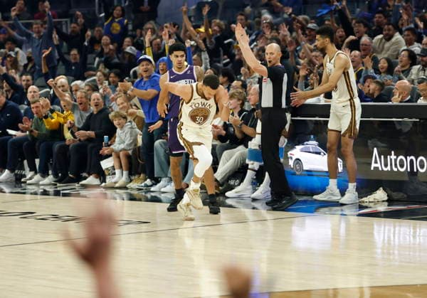NBA, Basketball Herren, USA - Sacramento Kings at Golden State Warriors Golden State Warriors fans cheer as guard Stephen Curry (C) reacts after making a three‘point basket against the Sacramento Kings during the first half of an NBA game in San Francisco, California, USA, 07 April 2026. SAN FRANCISCO CALIFORNIA United States  Copyright: xJOHNxG.xMABANGLOx