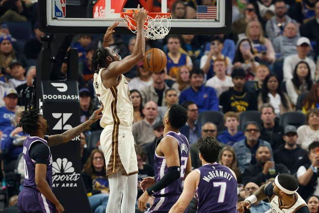 NBA, Basketball Herren, USA - Sacramento Kings at Golden State Warriors Golden State Warriors center forward Charles Bassey (2‘L) dunks for two points against the Sacramento Kings during the first half of an NBA game in San Francisco, California, USA, 07 April 2026. SAN FRANCISCO CALIFORNIA United States  Copyright: xJOHNxG.xMABANGLOx