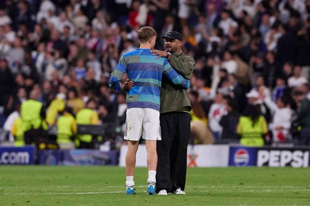 April 7, 2026, Madrid, Spain: Dean Huijsen (L) of Real Madrid CF and Vincent Kompany (R), the head coach of FC Bayern Munchen, speak at the end of the UEFA Champions League 2025 2026 quarter-finals first leg football match between Real Madrid CF and FC Bayern Munchen at Santiago Bernabeu stadium. Final score Real Madrid CF 1:2 FC Bayern Munchen Madrid Spain - ZUMAs197 20260407_aaa_s197_234 Copyright: xFedericoxTitonex