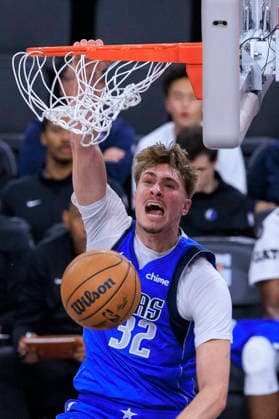 April 7, 2026, Inglewood, California, USA: Cooper Flagg 32 of the Dallas Mavericks dunks the ball during their regular season NBA, Basketball Herren, USA game against the Los Angeles Clippers on Tuesday April 7, 2026 at Intuit Dome in Inglewood, California. ARIANA RUIZ PI Inglewood USA - ZUMAp124 20260407_zaa_p124_002 Copyright: xArianaxRuizx