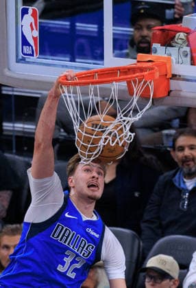 April 7, 2026, Inglewood, California, USA: Cooper Flagg 32 of the Dallas Mavericks goes for a dunk during a 2026 NBA, Basketball Herren, USA regular season game against the Los Angeles Clippers on Tuesday April 7, 2026 at Intuit Dome Arena in Inglewood, California. JAVIER ROJAS PI Inglewood USA - ZUMAp124 20260407_zaa_p124_007 Copyright: xJavierxRojasx