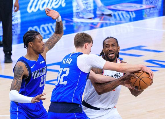 April 7, 2026, Inglewood, California, USA: Cooper Flagg 32 of the Dallas Mavericks defends against Kawhi Leonard 2 of the LA Clippers during a 2026 NBA, Basketball Herren, USA regular season game on Tuesday April 7, 2026 at Intuit Dome Arena in Inglewood, California. JAVIER ROJAS PI Inglewood USA - ZUMAp124 20260407_zaa_p124_010 Copyright: xJavierxRojasx