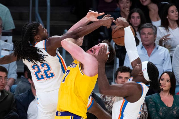 Sport Bilder des Tages #2 April 7, 2026, Los Angeles, California, USA: Los Angeles LakersÃ¢â‚¬â ¢ Drew Timme (17) vies the ball against Oklahoma City ThunderÃ¢â‚¬â ¢s Cason Wallace (22) and Luguentz Dort (5) during an NBA, Basketball Herren, USA basketball game at Crypto.com Arena on Tuesday, April 7, 2026 in Los Angeles. Los Angeles USA - ZUMAc68_ 20260407_zaf_c68_018 Copyright: xRingoxChiux