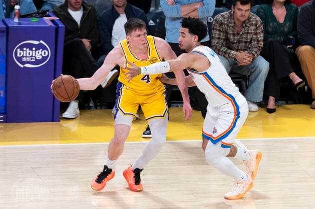 April 7, 2026, Los Angeles, California, USA: Los Angeles LakersÃ¢â‚¬â ¢ Dalton Knecht (4) is defended by Oklahoma City ThunderÃ¢â‚¬â ¢s Jared McCain (3) during an NBA, Basketball Herren, USA basketball game at Crypto.com Arena on Tuesday, April 7, 2026 in Los Angeles. Los Angeles USA - ZUMAc68_ 20260407_zaf_c68_043 Copyright: xRingoxChiux