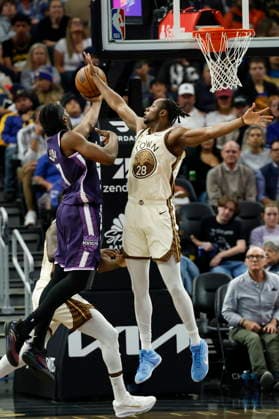 NBA, Basketball Herren, USA - Sacramento Kings at Golden State Warriors Sacramento Kings forward Precious Achiuwa (L) goes to the basket for two points as Golden State Warriors center forward Charles Bassey (R) defends during the second half of an NBA game in San Francisco, California, USA, 07 April 2026. SAN FRANCISCO CALIFORNIA United States  Copyright: xJOHNxG.xMABANGLOx