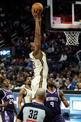 NBA, Basketball Herren, USA - Sacramento Kings at Golden State Warriors Golden State Warriors center forward Charles Bassey (top) goes to the basket for a dunk against the Sacramento Kings during the second half of an NBA game in San Francisco, California, USA, 07 April 2026 SAN FRANCISCO CALIFORNIA United States  Copyright: xJOHNxG.xMABANGLOx