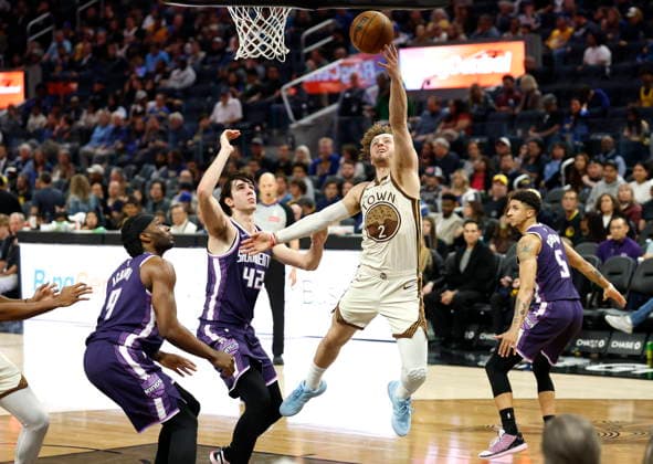 NBA, Basketball Herren, USA - Sacramento Kings at Golden State Warriors Golden State Warriors guard Brandin Podziemski (R) goes to the basket for two points against the Sacramento Kings during the second half of an NBA game in San Francisco, California, USA, 07 April 2026. SAN FRANCISCO CALIFORNIA United States  Copyright: xJOHNxG.xMABANGLOx