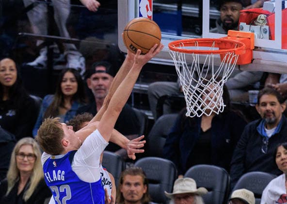 April 7, 2026, Inglewood, California, USA: Cooper Flagg 32 of the Dallas Mavericks puts up a layup during a 2026 NBA, Basketball Herren, USA regular season game against the Los Angeles Clippers on Tuesday April 7, 2026 at Intuit Dome Arena in Inglewood, California. JAVIER ROJAS PI Inglewood USA - ZUMAp124 20260407_zaa_p124_022 Copyright: xJavierxRojasx