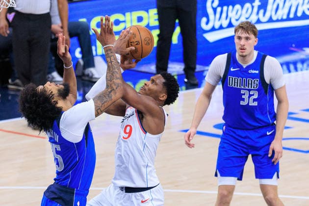 April 7, 2026, Inglewood, California, USA: Bennedict Mathurin 9 of the Los Angeles Clippers puts a shot over Marvin Bagley III 35 of the Dallas Mavericks during a 2026 NBA, Basketball Herren, USA regular season game on Tuesday April 7, 2026 at Intuit Dome Arena in Inglewood, California. JAVIER ROJAS PI Inglewood USA - ZUMAp124 20260407_zaa_p124_024 Copyright: xJavierxRojasx