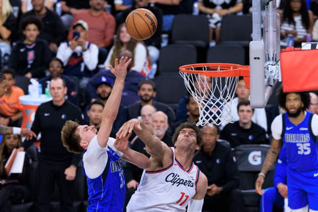 April 7, 2026, Inglewood, California, USA: Cooper Flagg 32 of the Dallas Mavericks performs a layup as Brook Lopez 11 of the Los Angeles Clippers defends the basket during their regular season NBA, Basketball Herren, USA game on Tuesday April 7, 2026 at Intuit Dome in Inglewood, California. ARIANA RUIZ PI Inglewood USA - ZUMAp124 20260407_zaa_p124_031 Copyright: xArianaxRuizx