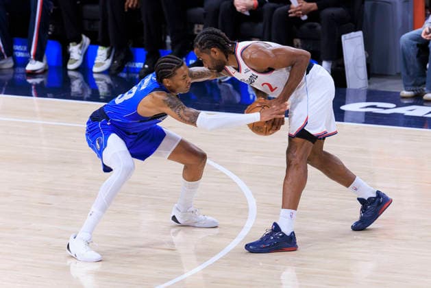 April 7, 2026, Inglewood, California, USA: Tyler Smith 23 of the Dallas Mavericks commits a foul against Kawhi Leonard 2 of the Los Angeles Clippers during their regular season NBA, Basketball Herren, USA game on Tuesday April 7, 2026 at Intuit Dome in Inglewood, California. Clippers defeat Mavericks, 116-103. ARIANA RUIZ PI Inglewood USA - ZUMAp124 20260407_zaa_p124_035 Copyright: xArianaxRuizx