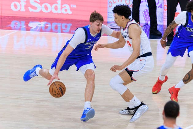 April 7, 2026, Inglewood, California, USA: Cooper Flagg 32 of the Dallas Mavericks drives past Kobe Sanders 4 of the Los Angeles Clippers during their regular season NBA, Basketball Herren, USA game on Tuesday April 7, 2026 at Intuit Dome in Inglewood, California. Clippers defeat Mavericks, 116-103. ARIANA RUIZ PI Inglewood USA - ZUMAp124 20260407_zaa_p124_036 Copyright: xArianaxRuizx