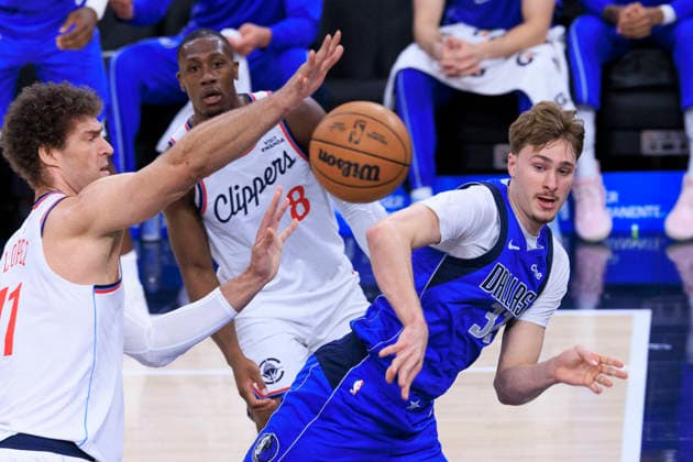 April 7, 2026, Inglewood, California, USA: Cooper Flagg 32 of the Dallas Mavericks passes the ball as Brook Lopez 11 of the Los Angeles Clippers attempts to intercept during their regular season NBA, Basketball Herren, USA game on Tuesday April 7, 2026 at Intuit Dome in Inglewood, California. Clippers defeat Mavericks, 116-103. ARIANA RUIZ PI Inglewood USA - ZUMAp124 20260407_zaa_p124_038 Copyright: xArianaxRuizx