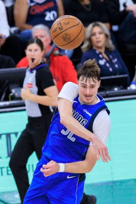 April 7, 2026, Inglewood, California, USA: Cooper Flagg 32 of the Dallas Mavericks passes the ball during their regular season NBA, Basketball Herren, USA game against the Los Angeles Clippers on Tuesday April 7, 2026 at Intuit Dome in Inglewood, California. Clippers defeat Mavericks, 116-103. ARIANA RUIZ PI Inglewood USA - ZUMAp124 20260407_zaa_p124_039 Copyright: xArianaxRuizx