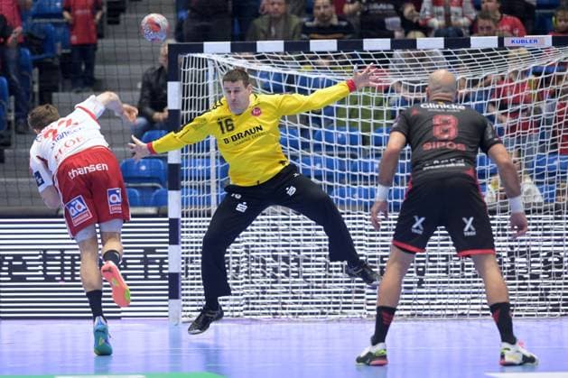 Adam Ljungquist (Fredericia HK 22) beim Wurf; Nebojsa Simic (Torwart MT Melsungen 16), Adrian Sipos (MT Melsungen 8) (R) , GER, MT Melsungen - Fredericia HK (DEN), Handball, EHF European League Maenner, Play-Offs, Saison 2025 2026, 07.04.2026, GER, MT Melsungen - Fredericia HK, Handball, EHF Maenner, Play-Off, Saison 2025 2026, 07.04.2026 Kassel Copyright: xEibner-Pressefotox xRolandxSippelx EP_RSL