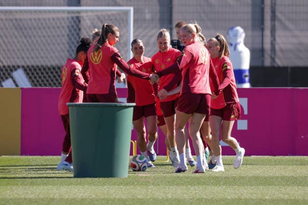 08.04.2026, xgrfx, Fussball DFB-Medientermine, Deutsche Frauennationalmannschaft - Training v.l. Jule Brand, Selina Cerci, Rebecca Knaak, Camilla Küver, Vivien Endemann (Deutsche Frauennationalmannschaft) (DFL DFB REGULATIONS PROHIBIT ANY USE OF PHOTOGRAPHS as IMAGE SEQUENCES and or QUASI-VIDEO) Herzogenaurach