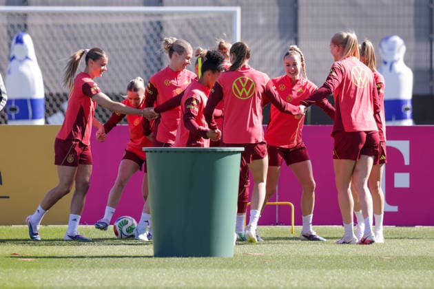 08.04.2026, xgrfx, Fussball DFB-Medientermine, Deutsche Frauennationalmannschaft - Training v.l. Selina Cerci, Elisa Senß, Rebecca Knaak, Giulia Gwinn (Deutsche Frauennationalmannschaft) (DFL DFB REGULATIONS PROHIBIT ANY USE OF PHOTOGRAPHS as IMAGE SEQUENCES and or QUASI-VIDEO) Herzogenaurach