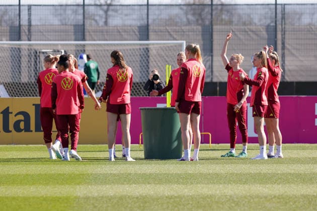 08.04.2026, xgrfx, Fussball DFB-Medientermine, Deutsche Frauennationalmannschaft - Training v.l. Jella Veit, Shekiera Martinez, Rebecca Knaak, Camilla Küver, Laura Freigang, Vivien Endemann (Deutsche Frauennationalmannschaft) (DFL DFB REGULATIONS PROHIBIT ANY USE OF PHOTOGRAPHS as IMAGE SEQUENCES and or QUASI-VIDEO) Herzogenaurach