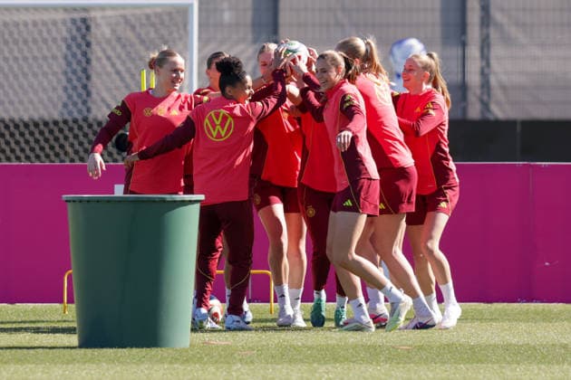 08.04.2026, xgrfx, Fussball DFB-Medientermine, Deutsche Frauennationalmannschaft - Training v.l. Jella Veit, Shekiera Martinez, Jule Brand, Vivien Endemann (Deutsche Frauennationalmannschaft) (DFL DFB REGULATIONS PROHIBIT ANY USE OF PHOTOGRAPHS as IMAGE SEQUENCES and or QUASI-VIDEO) Herzogenaurach