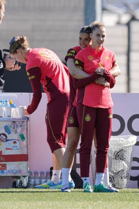 08.04.2026, xgrfx, Fussball DFB-Medientermine, Deutsche Frauennationalmannschaft - Training v.l. Selina Cerci, Laura Freigang (Deutsche Frauennationalmannschaft) (DFL DFB REGULATIONS PROHIBIT ANY USE OF PHOTOGRAPHS as IMAGE SEQUENCES and or QUASI-VIDEO) Herzogenaurach