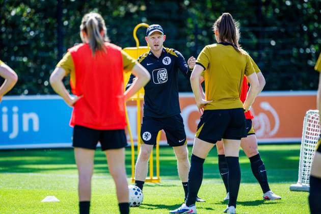 ZEIST , 08-04-2026 , KNVB Campus , Season 2025 2026 , Dutch UEFA qualification (women) football , training session dutch national team, Nationalteam women , picture shows Head Coach Arjan Veurink Training Oranje Women 8-4-2026  x202912624x Copyright: