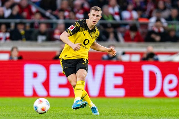 04.04.2026, VfB Stuttgart vs. Borussia Dortmund, 1. Bundesliga, 28. Spieltag Nico Schlotterbeck (Borussia Dortmund, 4) Wichtiger Hinweis: Gemaess den Vorgaben der DFL Deutsche Fussball Liga bzw. des DFB Deutscher Fussball-Bund ist es untersagt, in dem Stadion und oder vom Spiel angefertigte Fotoaufnahmen in Form von Sequenzbildern und oder videoaehnlichen Fotostrecken zu verwerten *** 04 04 2026, VfB Stuttgart vs Borussia Dortmund, 1 Bundesliga, 28 Matchday Nico Schlotterbeck Borussia Dortmund, 4 Important note According to the regulations of the DFL German Football League or the DFB German Football Association, it is prohibited to use photographs taken in the stadium and or of the match in the form of sequential images and or video-like photo series Copyright: xBahhoxKarax
