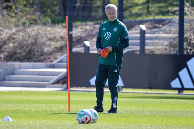 Herzogenaurach, Deutschland 08. April 2026: Training der deutschen Fußballnationalmannschaft der Frauen zur Vorbereitung auf die WM-Qualifikation in Herzogenaurach Im Bild: Bundestrainer Christian Wück Wueck (Deutschland) beim Training in der Länderspielmaßnahme in Herzogenaurach. Copyright: HMBxMedia MadeleinexFantini