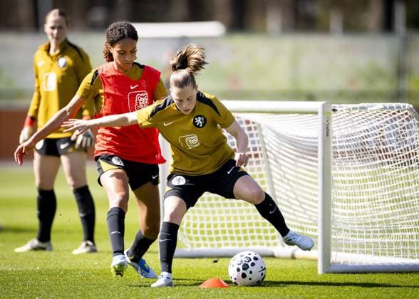 ZEIST - Nina Nijstad and Janou Levels during a training session in preparation for the World Cup qualifiers against France. KOEN VAN WEEL ANP xVIxANPxSportx xxANPxIVx 555269904 originalFilename: 555269904.jpg