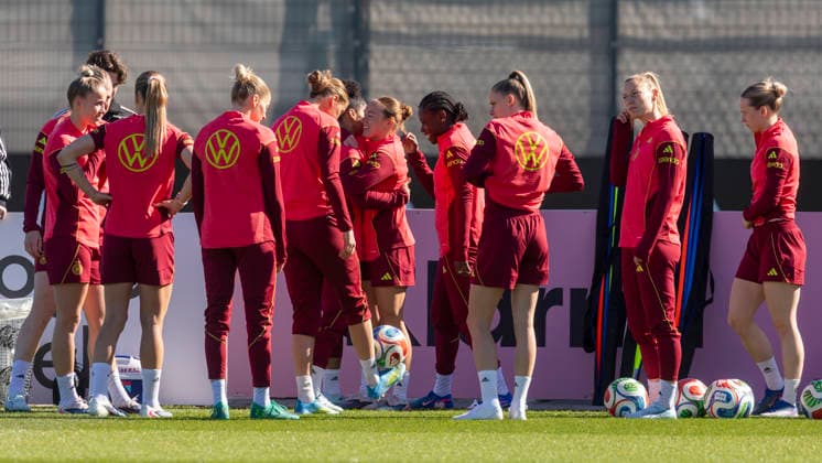 Reportage 08.04.2026 Training der Deutschen Fußball Frauen-Nationalmannschaft anläßlich der WM-Qualifikationsspiele gegen Österreich im Home Ground bei adidas in Herzogenaurach Treffen und Begrüßen zum Anfang Herzogenaurach Bayern Deutschland