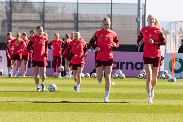 Reportage 08.04.2026 Training der Deutschen Fußball Frauen-Nationalmannschaft anläßlich der WM-Qualifikationsspiele gegen Österreich im Home Ground bei adidas in Herzogenaurach Sjoeke Nüsken, Elisa Senss, Rebecca Knaak und Camilla Küver beim Warmlaufen Herzogenaurach Bayern Deutschland