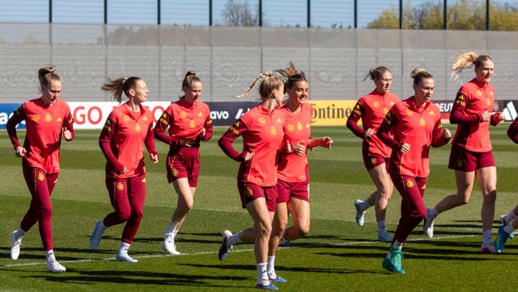 Reportage 08.04.2026 Training der Deutschen Fußball Frauen-Nationalmannschaft anläßlich der WM-Qualifikationsspiele gegen Österreich im Home Ground bei adidas in Herzogenaurach Warmlaufen Herzogenaurach Bayern Deutschland