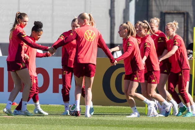 Reportage 08.04.2026 Training der Deutschen Fußball Frauen-Nationalmannschaft anläßlich der WM-Qualifikationsspiele gegen Österreich im Home Ground bei adidas in Herzogenaurach Händchenhalten und Los Herzogenaurach Bayern Deutschland