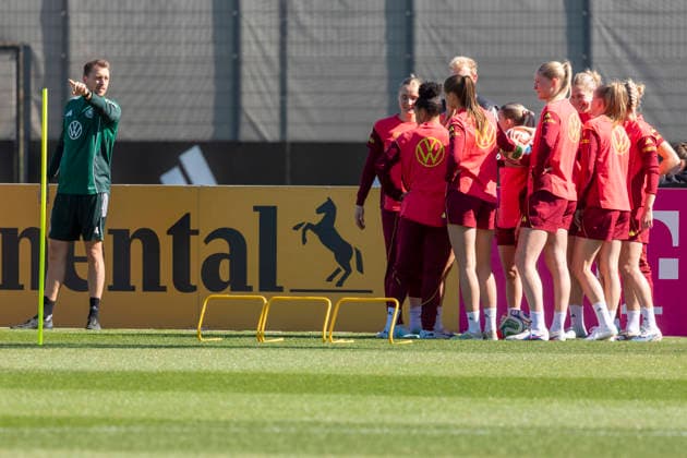 Reportage 08.04.2026 Training der Deutschen Fußball Frauen-Nationalmannschaft anläßlich der WM-Qualifikationsspiele gegen Österreich im Home Ground bei adidas in Herzogenaurach Richtungsweisendes Training mit der Hand am Ball Herzogenaurach Bayern Deutschland