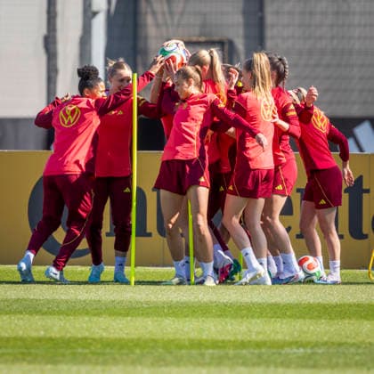 Reportage 08.04.2026 Training der Deutschen Fußball Frauen-Nationalmannschaft anläßlich der WM-Qualifikationsspiele gegen Österreich im Home Ground bei adidas in Herzogenaurach Hoch lebe der Ball Herzogenaurach Bayern Deutschland