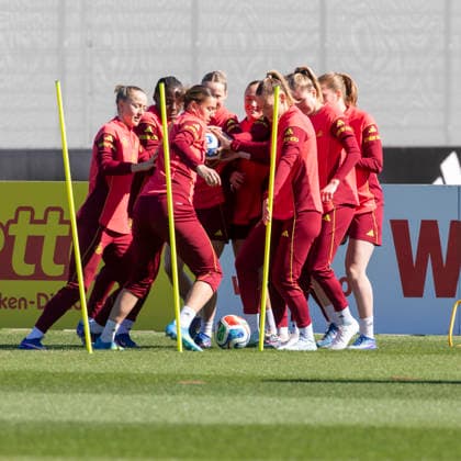 Reportage 08.04.2026 Training der Deutschen Fußball Frauen-Nationalmannschaft anläßlich der WM-Qualifikationsspiele gegen Österreich im Home Ground bei adidas in Herzogenaurach Immer mit der Hand am Ball Herzogenaurach Bayern Deutschland