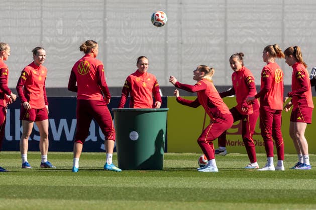 Reportage 08.04.2026 Training der Deutschen Fußball Frauen-Nationalmannschaft anläßlich der WM-Qualifikationsspiele gegen Österreich im Home Ground bei adidas in Herzogenaurach Ab in die Tonne mit dem Ball Herzogenaurach Bayern Deutschland