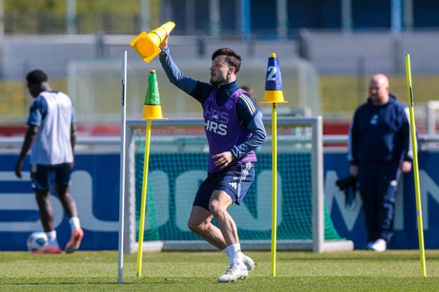 08.04.2026, Fussball, Training des FC Schalke 04. Adrian Gantenbein (FC Schalke 04) bei einer Koordinationsübung. Gelsenkirchen Trainingsgelände FC Schalke 04 NRW Deutschland xRHR-FOTO YYx *** 08 04 2026, Football, Training of FC Schalke 04 Adrian Gantenbein FC Schalke 04 during a coordination exercise Gelsenkirchen Training ground FC Schalke 04 NRW Germany xRHR PHOTO YYx Copyright: RHR-FOTOx RHR-FOTO YY