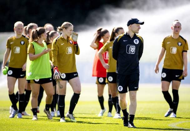ZEIST - National coach Arjan Veurink during a training session in preparation for the World Cup qualifiers against France. KOEN VAN WEEL ANP xVIxANPxSportx xxANPxIVx 555270554 originalFilename: 555270554.jpg
