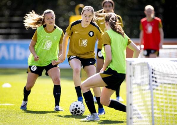 ZEIST - Kayleigh van Dooren and Wieke Kaptein during a training session in preparation for the World Cup qualifiers against France. KOEN VAN WEEL ANP xVIxANPxSportx xxANPxIVx 555271551 originalFilename: 555271551.jpg