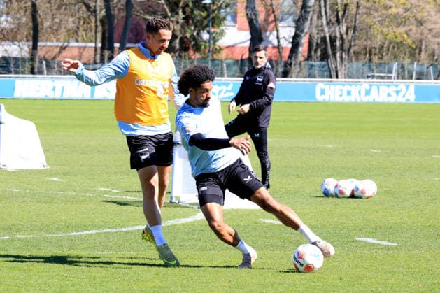 DEU, DFL, 2. FBL Hertha BSC, Training, 08.04.2026, Sportforum, Berlin, DEU, DFL, 2. FBL Hertha BSC, Training, im Bild Niklas Kolbe (Hertha BSC Berlin 27),Jeremy Dudziak (Hertha BSC Berlin 28), Cheftrainer Stefan Leitl (Hertha BSC Berlin) DFL - regulations prohibit any use of Photographs as image sequences and or quasi-video