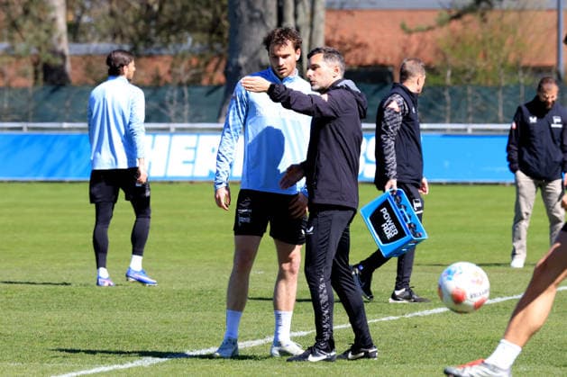DEU, DFL, 2. FBL Hertha BSC, Training, 08.04.2026, Sportforum, Berlin, DEU, DFL, 2. FBL Hertha BSC, Training, im Bild Cheftrainer Stefan Leitl (Hertha BSC Berlin), Linus Gechter (Hertha BSC Berlin 44) DFL - regulations prohibit any use of Photographs as image sequences and or quasi-video
