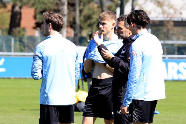 DEU, DFL, 2. FBL Hertha BSC, Training, 08.04.2026, Sportforum, Berlin, DEU, DFL, 2. FBL Hertha BSC, Training, im Bild Cheftrainer Stefan Leitl (Hertha BSC Berlin), Fabian Reese (Hertha BSC Berlin 11), Marten Winkler (Hertha BSC Berlin 22), Leon Jensen (Hertha BSC Berlin 5) DFL - regulations prohibit any use of Photographs as image sequences and or quasi-video