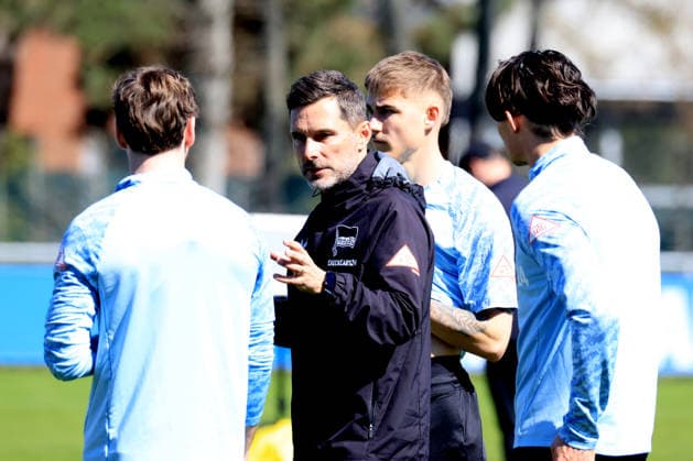 DEU, DFL, 2. FBL Hertha BSC, Training, 08.04.2026, Sportforum, Berlin, DEU, DFL, 2. FBL Hertha BSC, Training, im Bild Cheftrainer Stefan Leitl (Hertha BSC Berlin), Fabian Reese (Hertha BSC Berlin 11), Marten Winkler (Hertha BSC Berlin 22), Leon Jensen (Hertha BSC Berlin 5) DFL - regulations prohibit any use of Photographs as image sequences and or quasi-video