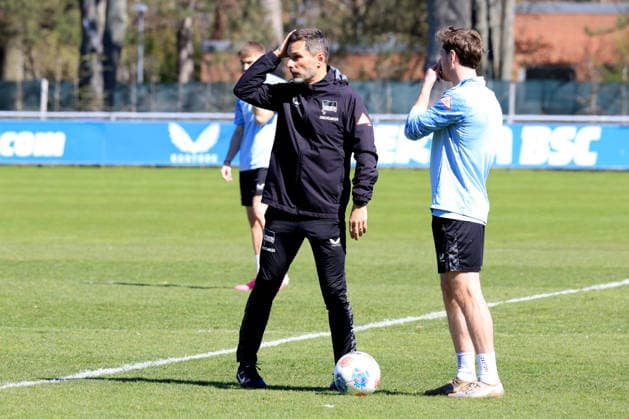 DEU, DFL, 2. FBL Hertha BSC, Training, 08.04.2026, Sportforum, Berlin, DEU, DFL, 2. FBL Hertha BSC, Training, im Bild Cheftrainer Stefan Leitl (Hertha BSC Berlin), Leon Jensen (Hertha BSC Berlin 5) DFL - regulations prohibit any use of Photographs as image sequences and or quasi-video