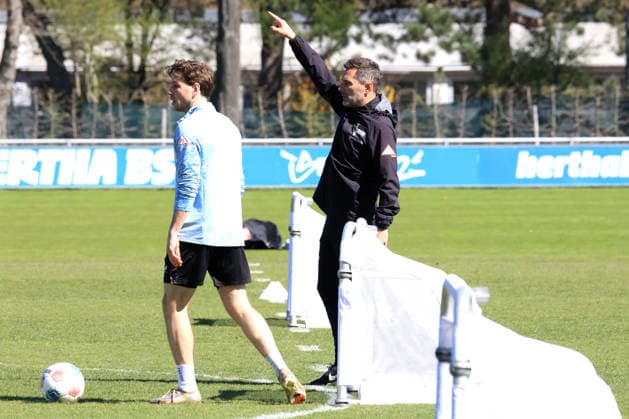 DEU, DFL, 2. FBL Hertha BSC, Training, 08.04.2026, Sportforum, Berlin, DEU, DFL, 2. FBL Hertha BSC, Training, im Bild Cheftrainer Stefan Leitl (Hertha BSC Berlin), Leon Jensen (Hertha BSC Berlin 5) DFL - regulations prohibit any use of Photographs as image sequences and or quasi-video