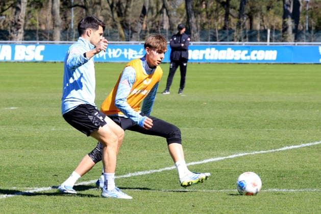 DEU, DFL, 2. FBL Hertha BSC, Training, 08.04.2026, Sportforum, Berlin, DEU, DFL, 2. FBL Hertha BSC, Training, im Bild Kennet Eichhorn (Hertha BSC Berlin 23), Josip Brekalo (Hertha BSC Berlin 7) DFL - regulations prohibit any use of Photographs as image sequences and or quasi-video
