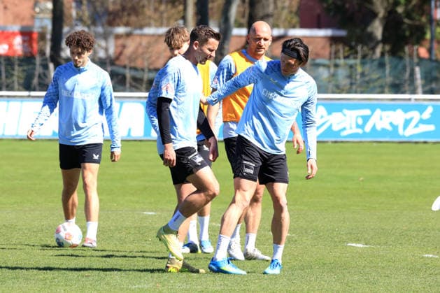 DEU, DFL, 2. FBL Hertha BSC, Training, 08.04.2026, Sportforum, Berlin, DEU, DFL, 2. FBL Hertha BSC, Training, im Bild Hertha-Spielerkreis, Fabian Reese (Hertha BSC Berlin 11), Toni Leistner (Hertha BSC Berlin 37), Paul Seguin (Hertha BSC Berlin 30), Kennet Eichhorn (Hertha BSC Berlin 23) DFL - regulations prohibit any use of Photographs as image sequences and or quasi-video nordphotoxGmbHx xEngler nph00076