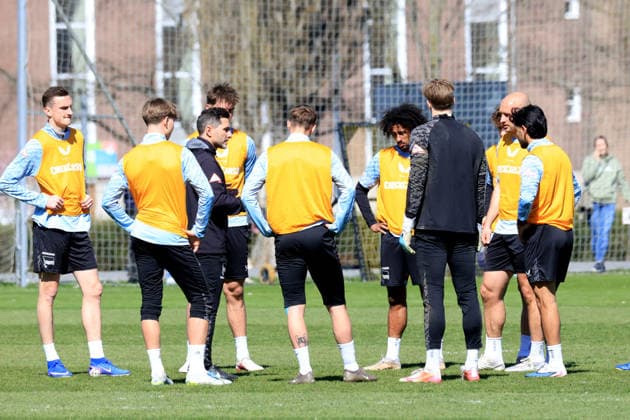 DEU, DFL, 2. FBL Hertha BSC, Training, 08.04.2026, Sportforum, Berlin, DEU, DFL, 2. FBL Hertha BSC, Training, im Bild Cheftrainer Stefan Leitl (Hertha BSC Berlin), Hertha-Spielerkreis DFL - regulations prohibit any use of Photographs as image sequences and or quasi-video nordphotoxGmbHx xEngler nph00076
