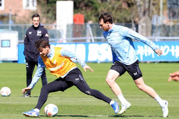 DEU, DFL, 2. FBL Hertha BSC, Training, 08.04.2026, Sportforum, Berlin, DEU, DFL, 2. FBL Hertha BSC, Training, im Bild Dawid Kownacki (Hertha BSC Berlin 9), Linus Gechter (Hertha BSC Berlin 44), Cheftrainer Stefan Leitl (Hertha BSC Berlin) DFL - regulations prohibit any use of Photographs as image sequences and or quasi-video